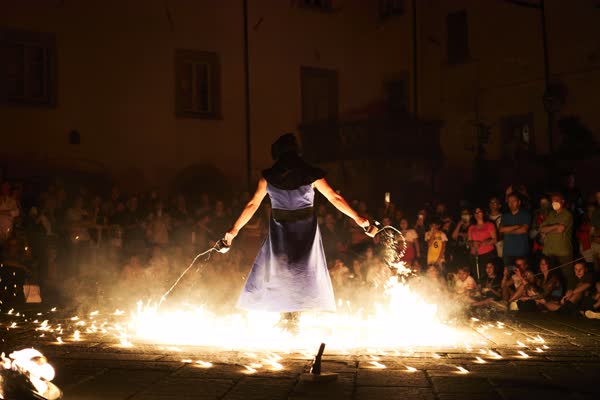 Fuoco davanti alla piazza piena, Via Dantis a Filetto Rinascimentale 2022