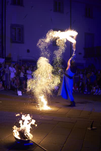 Scintille nella luce blu davanti agli spettatori, Filetto 2022