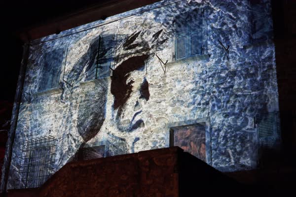 Proiezione sul muro del borgo durante Via Dantis, Filetto 2022