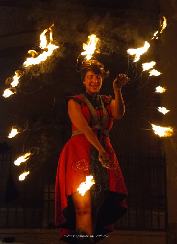 Noemi con le ali infuocate aperte durante lo spettacolo di fuoco, Ca'pacciàmm Street Fest 2026