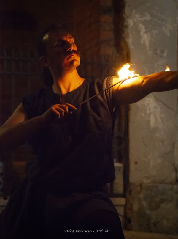 Alessandro con il braccio teso e la fiamma sulla mano, Ca'pacciàmm Street Fest 2026