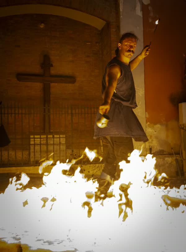 Alessandro dentro un cerchio di fuoco durante lo spettacolo, Ca'pacciàmm Street Fest 2026