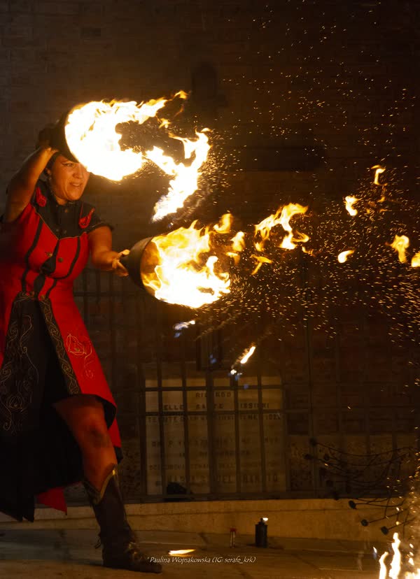 Noemi con due coppe infuocate e una lunga scia di scintille, Ca'pacciàmm Street Fest 2026