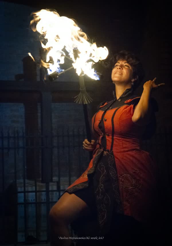 Noemi guarda la dragon staff accesa sopra di sé, Ca'pacciàmm Street Fest 2026