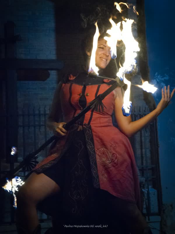Noemi con la dragon staff nel centro storico di Capaccio Capoluogo, Ca'pacciàmm Street Fest 2026