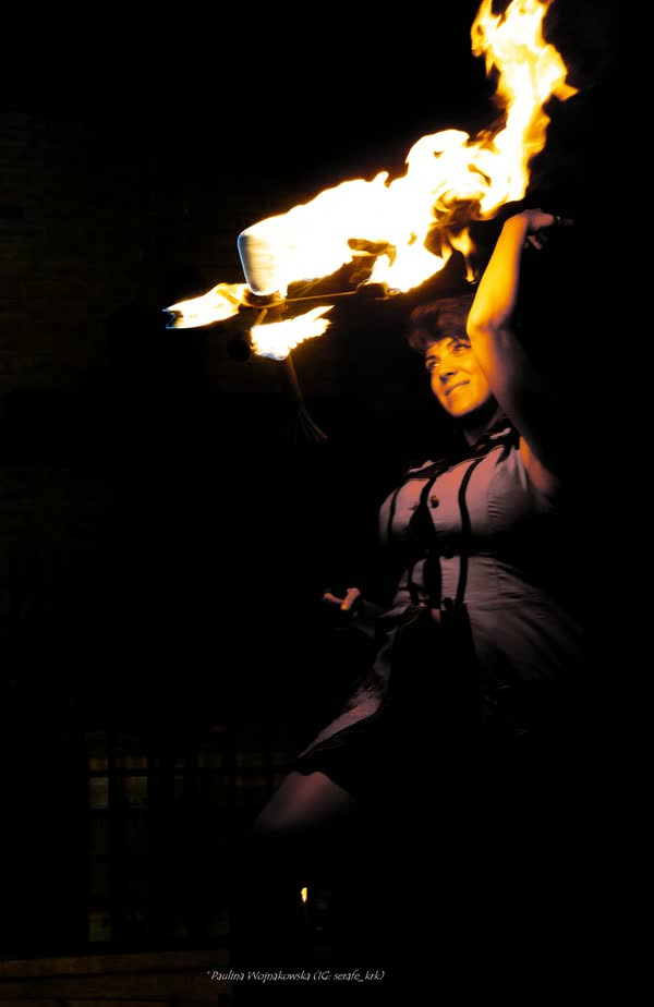 Noemi con la dragon staff sopra la testa nel buio del borgo, Ca'pacciàmm Street Fest 2026