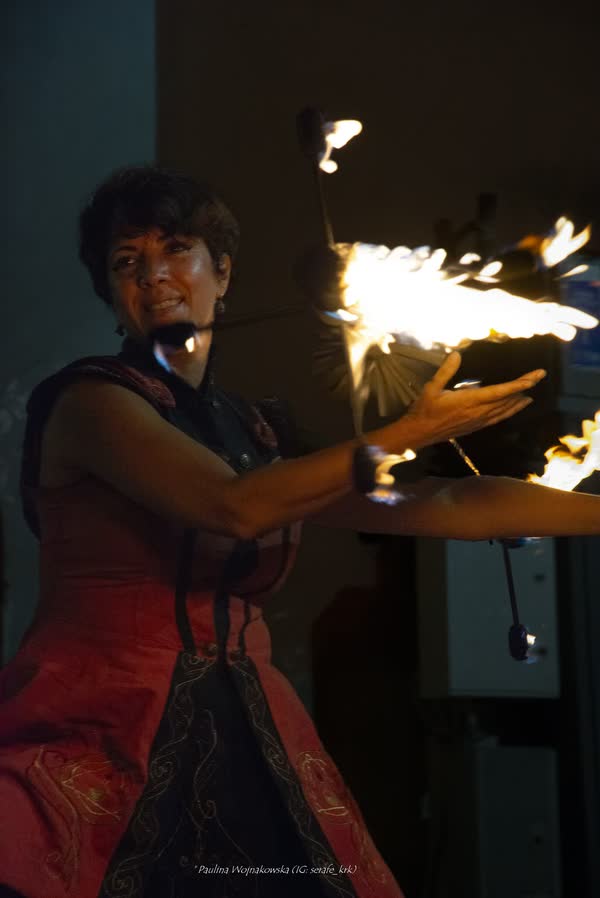 Noemi con la dragon staff tesa in avanti durante la performance notturna, Ca'pacciàmm Street Fest 2026