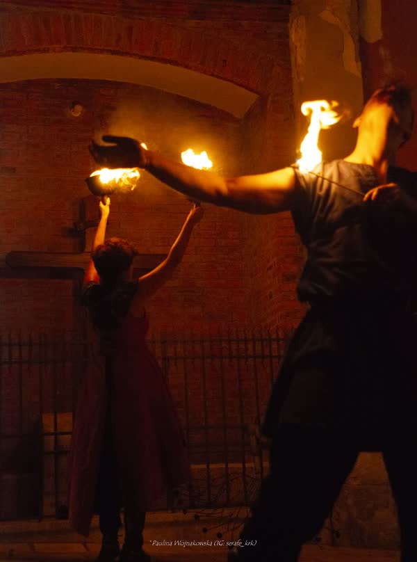 Il duo Mana Spettacoli in scena insieme sotto l'arco del borgo, Ca'pacciàmm Street Fest 2026