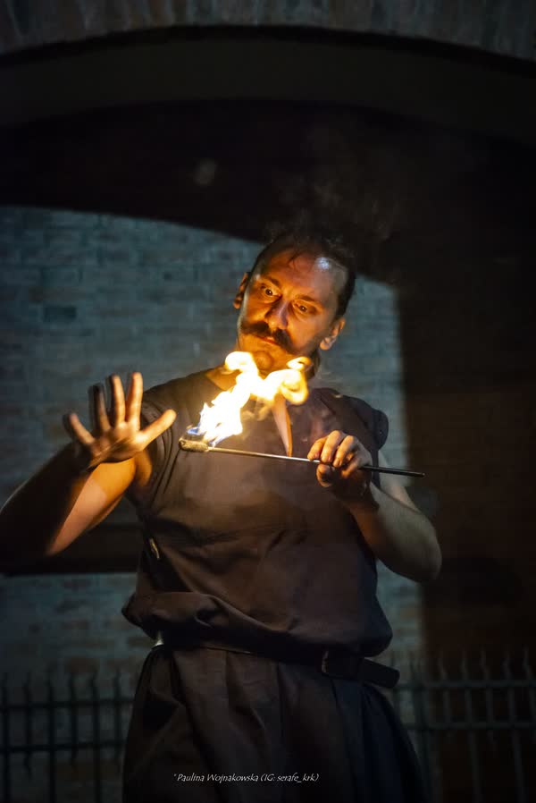 Alessandro con la fiamma davanti al volto, mano aperta, Ca'pacciàmm Street Fest 2026