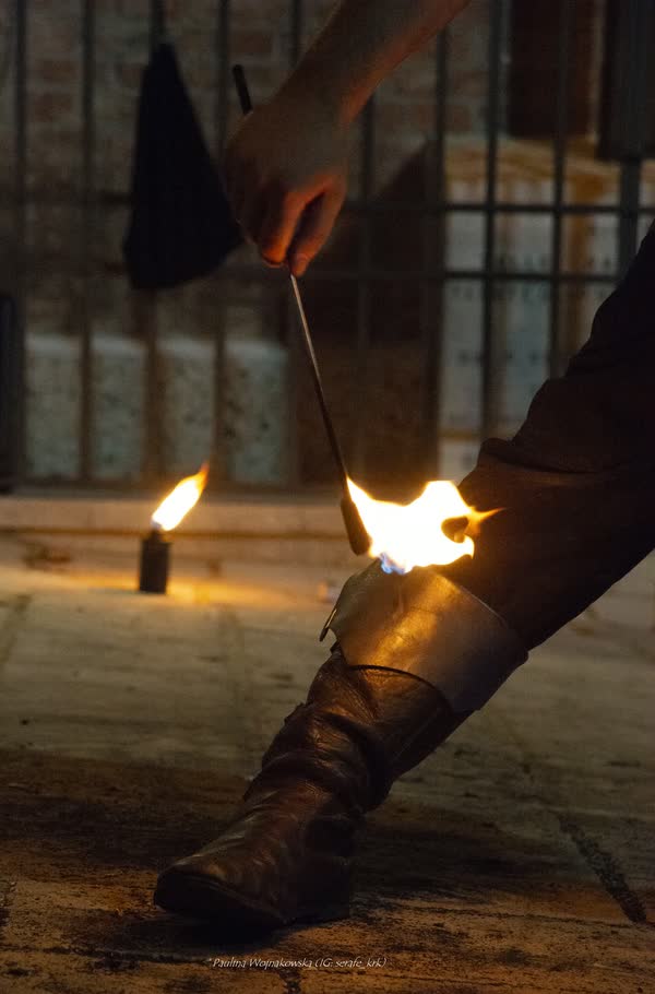 Alessandro si passa la fiamma sulle gambe durante lo spettacolo di fuoco, Ca'pacciàmm Street Fest 2026