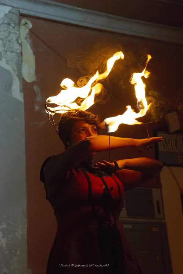 Noemi con le palm torches incrociate davanti al viso, Ca'pacciàmm Street Fest 2026