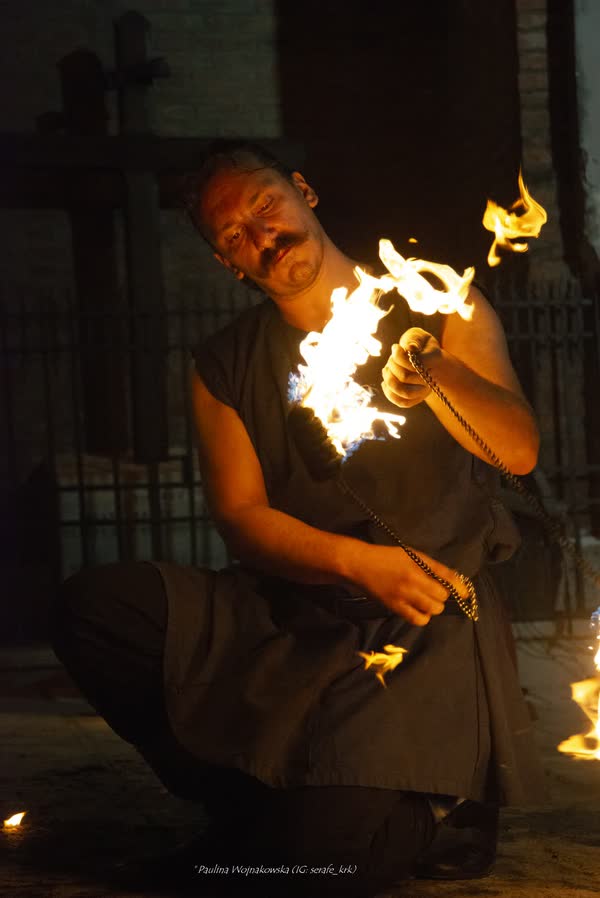 Alessandro inginocchiato mentre manovra i poi infuocati, Ca'pacciàmm Street Fest 2026