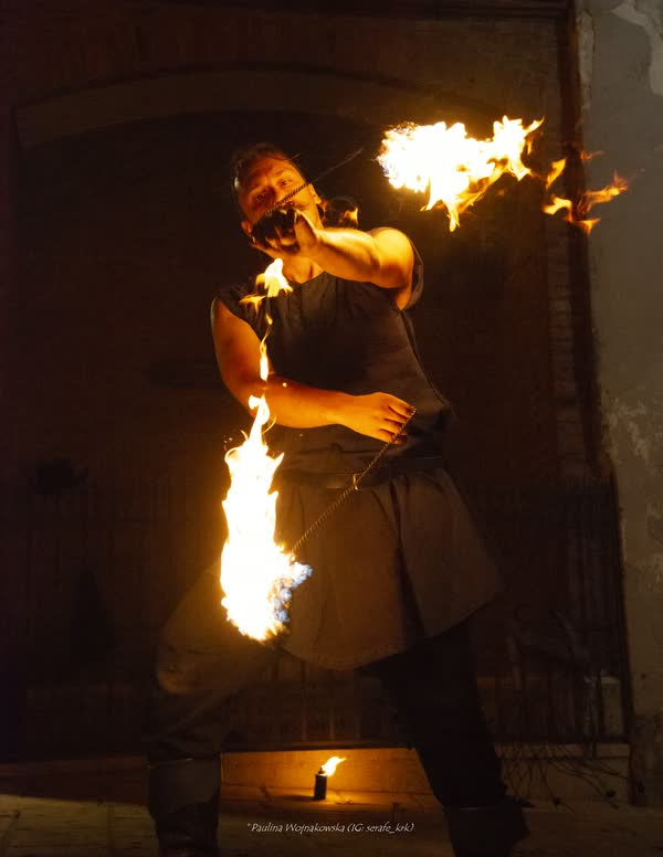 Alessandro con i poi infuocati durante lo spettacolo di fuoco, Ca'pacciàmm Street Fest 2026