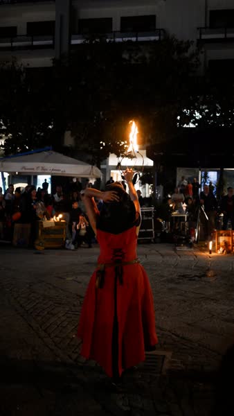 Noemi di spalle con la fiamma sollevata davanti al pubblico, Il Crocifisso Ritrovato, Salerno 2025