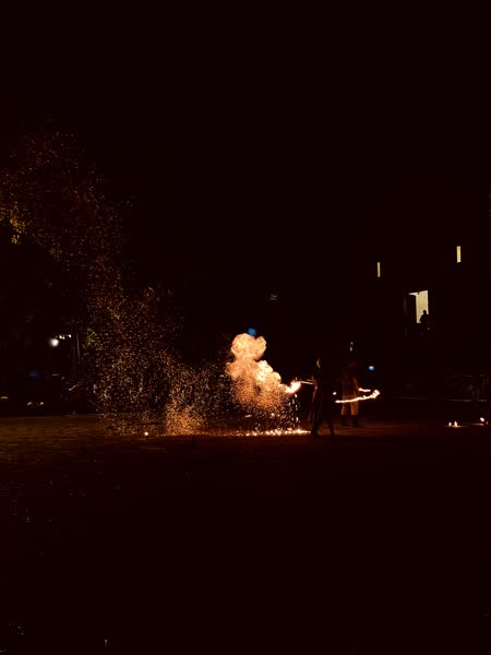 Esplosione di scintille nel buio della piazza, Festa Medievale di Vairano Patenora 2024