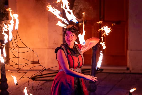 La corona di fuoco accesa, con le ali e le palm torches, La Pace tra Crociati e Trinitari 2026
