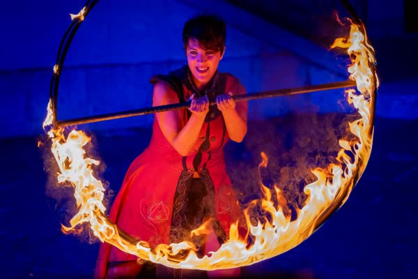 L'Hoopstaff visto di fronte con la performer al centro, Campobasso 2026