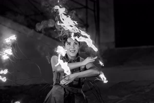 Ritratto in bianco e nero con ali di fuoco, corona e palm torches, Campobasso 2026